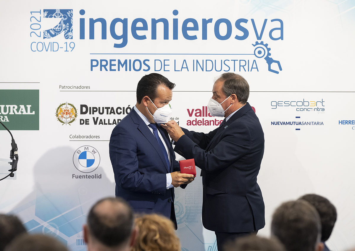 imposición insignia Ángel Rodríguez Lagunilla IVECO IV premios de la Industria ingenierosVA