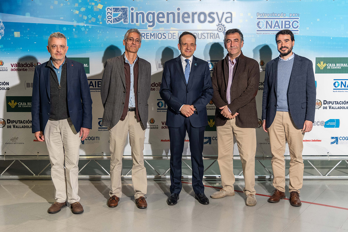 José Ignacio Lucas, José Bernárdez, Carlos Rodríguez y Guillermo Manrique, de ISEND, posan junto a Javier Escribano, director ejecutivo de ingenierosVA (en el centro)