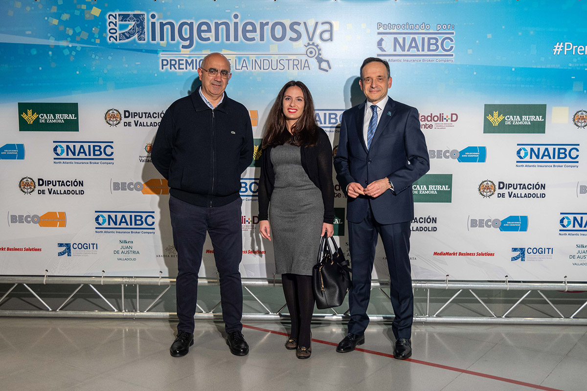 Jesús Mucientes y Alicia Castreño, de la Factoría de Motores de Renault, junto a Javier Escribano, director ejecutivo de ingenierosVA