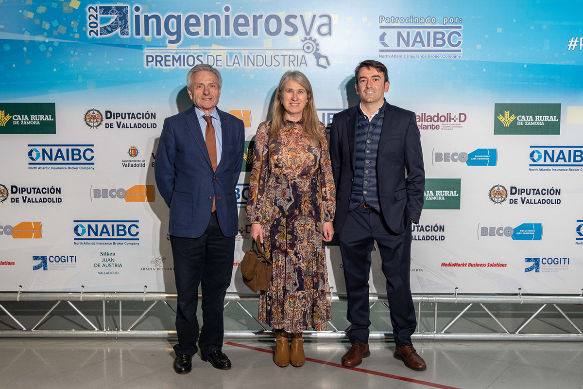 Félix Cano y Ana Núñez, presidente y directora del Cluster FACYL, posan con José Manuel Jaquotot, director de la factoría de IVECO en Valladolid