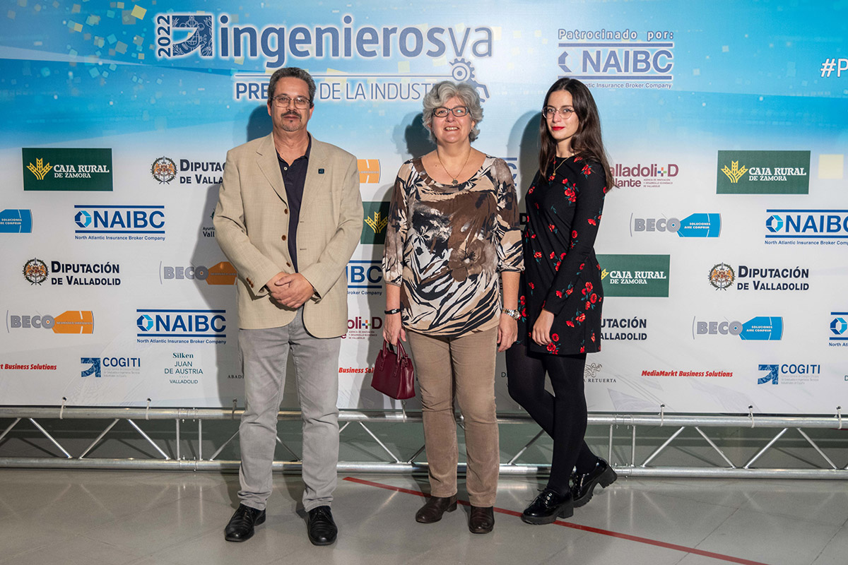 Carlos Platero y Yolanda Delgado, colegiados de ingenierosVA, junto a Cecilia Platero