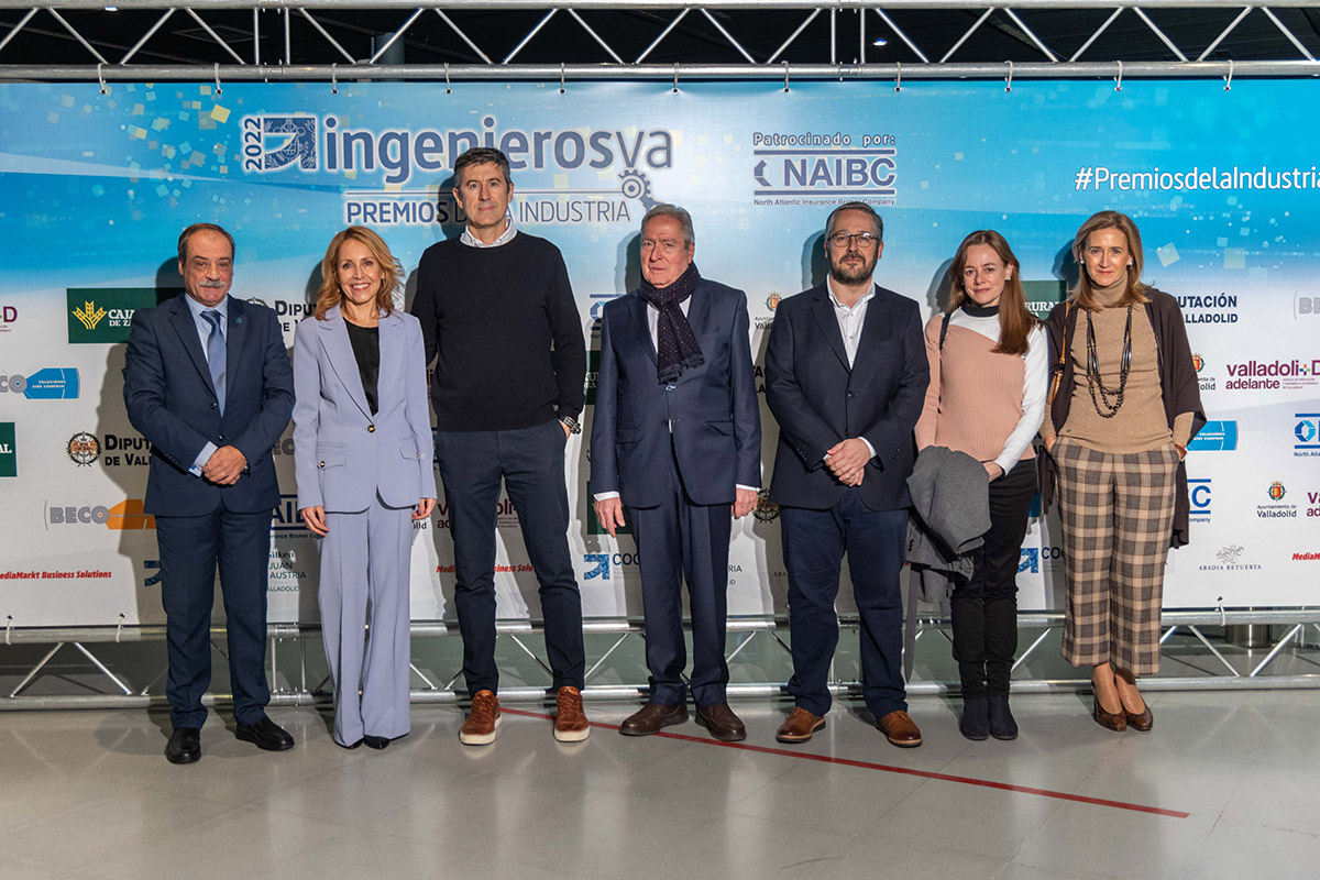 La colegiada de honor de ingenierosVA en 2022, Ana María Alonso (segunda por la izquierda), posa con familiares, amigos y con el decano de ingenierosVA, Rafael Álvarez (izquierda)