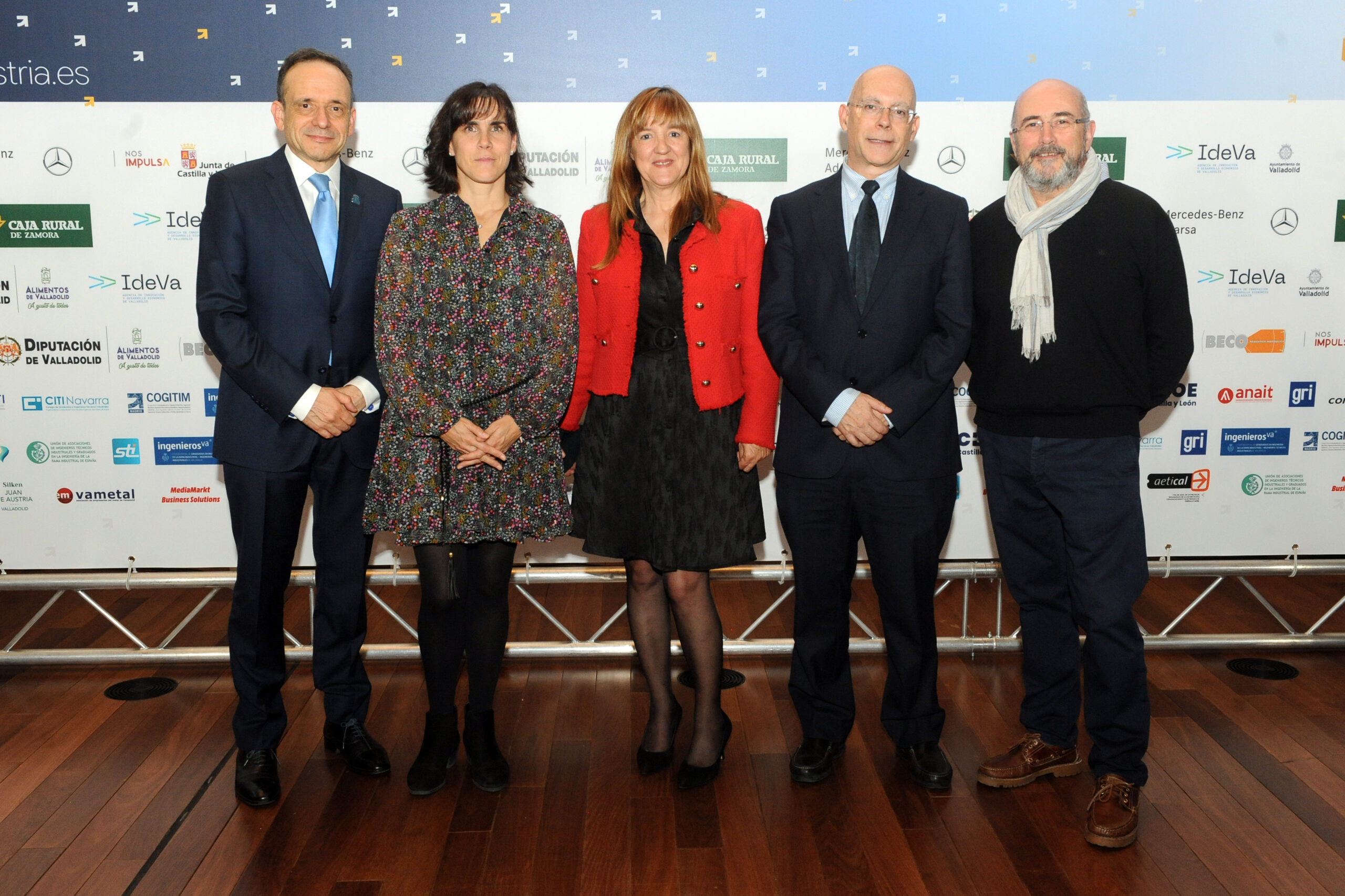 Javier Escribano, Director Ejecutivo de ingenierosVA, Lourdes Rodríguez, Directora de Proyectos del Parque Científico de la UVa, María Ángeles Pérez, Delegada del Rector para la Transferencia de Conocimiento de la Uva, Enrique Baeyens, Vicerrector de Investigación de la UVa y Carlos Bravo, de Grado Ingeniería y colegiado de ingenierosVA