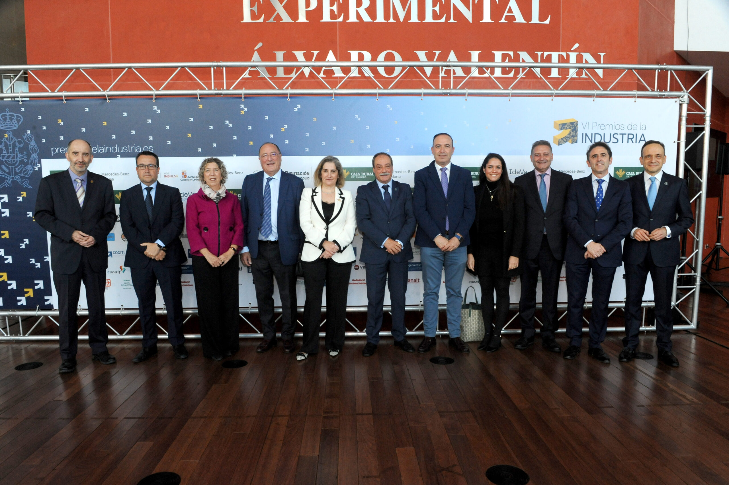 Jurado de los VI Premios de la Industria: Carlos Alberola, Presidente Asociación de Ingenieros de Telecomunicación de Castilla y León, Ángel Rodríguez Lagunilla, Presidente IVECO-Director Global Manufacturing, Isabel Clavero, Directora Territorial de Comercio y del ICEX, Carlos Moro, Presidente de Bodegas Matarromera, María de la Paz Robina, Presidenta Michelin España Portugal, Rafael Álvarez, Decano de ingenierosVA, Víctor Alonso, Vicepresidente de la Diputación de Valladolid, Silvia Tomillo, Concejala Delegada Modernización Administrativa del Ayuntamiento de Valladolid, Jesús Jiménez, Director General de Industria de la Junta de Castilla y León, José Antonio Galdón, Presidente del Consejo General de la Ingeniería Técnica Industrial de España (COGITI), y Javier Escribano, Director Ejecutivo de ingenierosVA