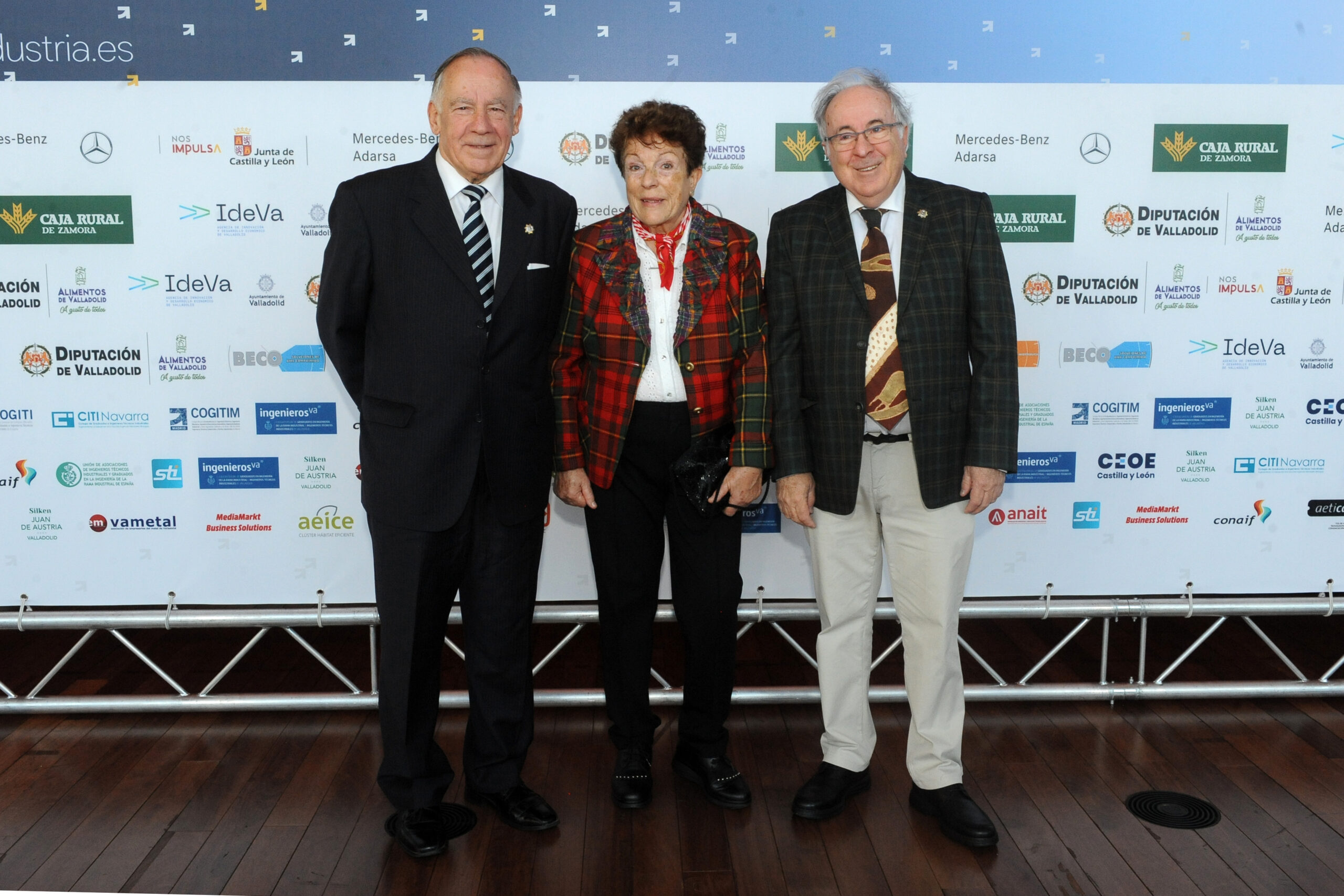 Alberto Martínez, colegiado de ingenierosVA, Teresa Bueno y Ricardo de la Cal, Exdecano de ingenierosVA