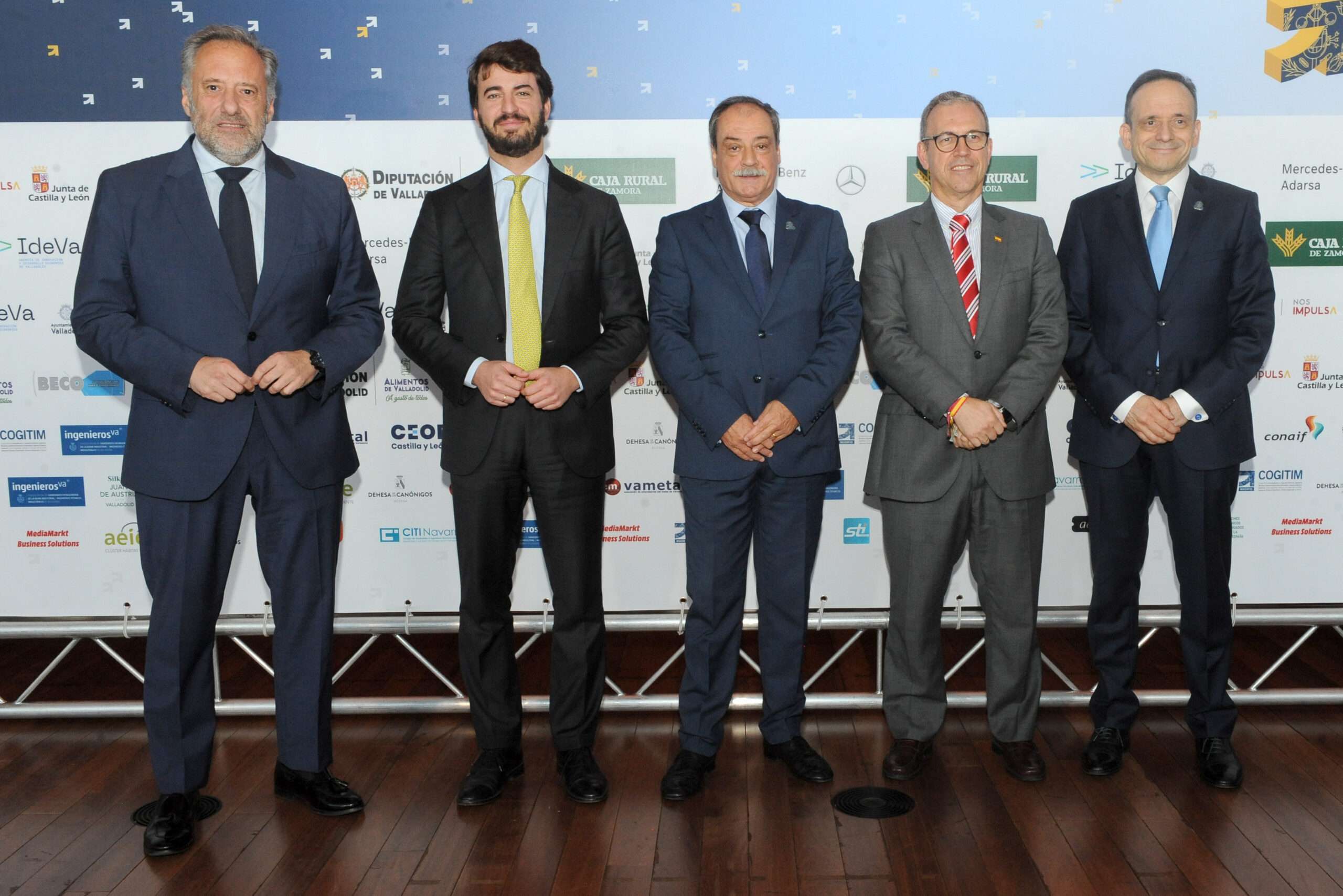 Carlos Pollán, Presidente de las Cortes de Castilla y León; Juan García-Gallardo, Vicepresidente de la Junta de Castilla y León; Rafael Álvarez, Decano de ingenierosVA; Mariano Veganzones, Consejero de Industria, Comercio y Empleo de la Junta de Castilla y León, y Javier Escribano, Director Ejecutivo de ingenierosVA