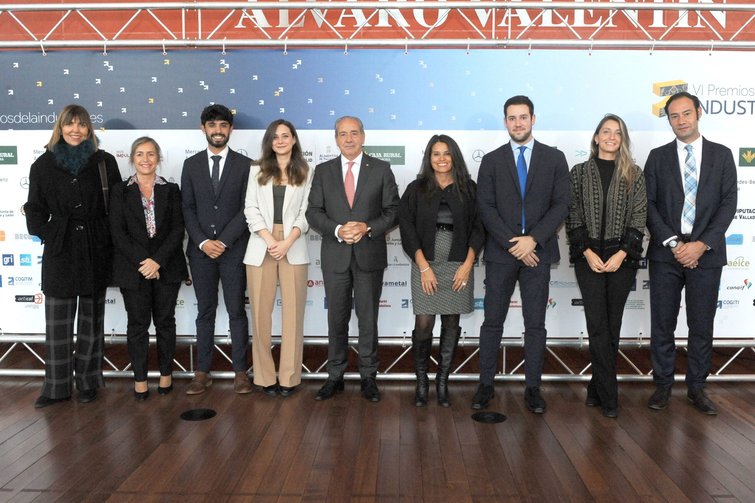 Equipo de Caja Rural de Zamora con su Director General, Cipriano García en el centro