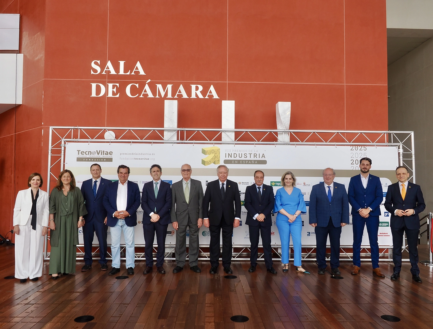 Azucena Pérez, secretaria de TecnoVitae; Teresa Cetulio, secretaria general de CEOE Castilla y León; Ángel García Montalvo, director general de Industrias MAXI; Francisco José García Paramio, CTO de Solvo Global España; José Antonio Galdón, presidente del Instituto de Graduados en Ingeniería e Ingenieros Técnicos de España (INGITE); Francisco Rey, patrono de Fundación TecnoVitae; Clemente González Soler, fundador, propietario y presidente ejecutivo del Grupo Alibérico; Rafael Álvarez, presidente de TecnoVitae y presidente de Unión Profesional de Castilla y León; María de la Paz Robina, presidenta de Michelin España Portugal; Enrique Cabero Morán, presidente del Consejo Económico y Social de CyL; Borja Fernández Villar, secretario de ingenierosVA, y F. Javier Escribano, director general de la Fundación TecnoVitae.