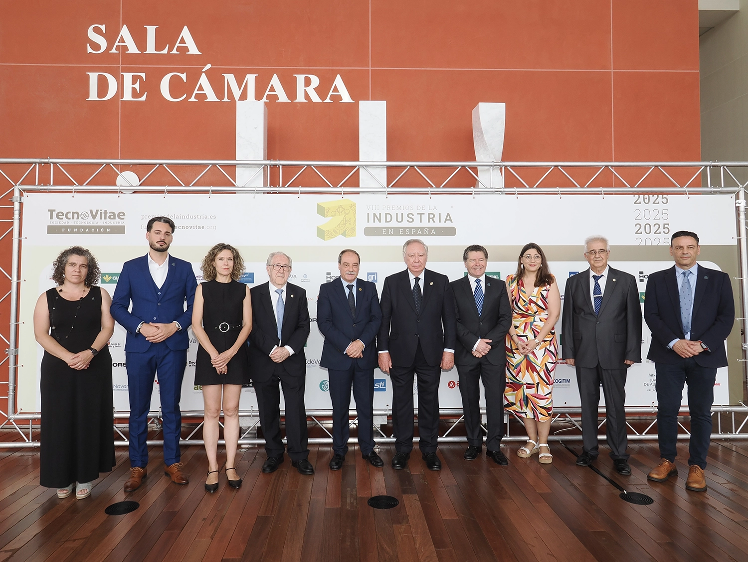 María López Verdura, Borja Martínez Villar, Ana Belén Hernández Lara, Fernando Arranz Escudero, Rafael Álvarez Palla, Luis Moretón García, Laura Ebel Martín, Antonio Hernández González y Francisco Javier Barbero Iglesias, todos de la junta de gobierno de ingenierosVA, posan con Clemente González Soler, Premio a la Trayectoria.