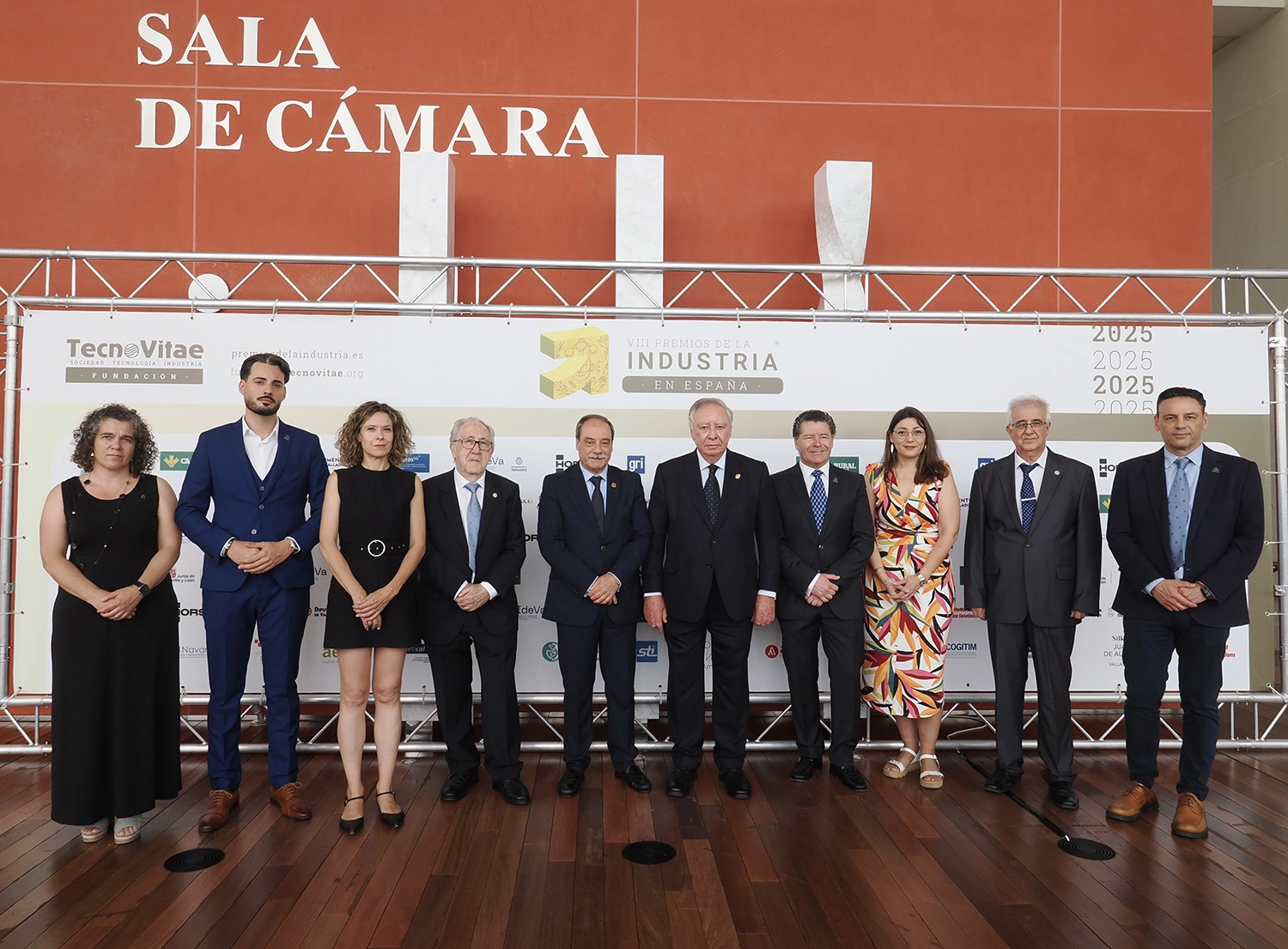 María López Verdura, Borja Martínez Villar, Ana Belén Hernández Lara, Fernando Arranz Escudero, Rafael Álvarez Palla, Luis Moretón García, Laura Ebel Martín, Antonio Hernández González y Francisco Javier Barbero Iglesias, todos de la junta de gobierno de ingenierosVA, posan con Clemente González Soler, Premio a la Trayectoria.