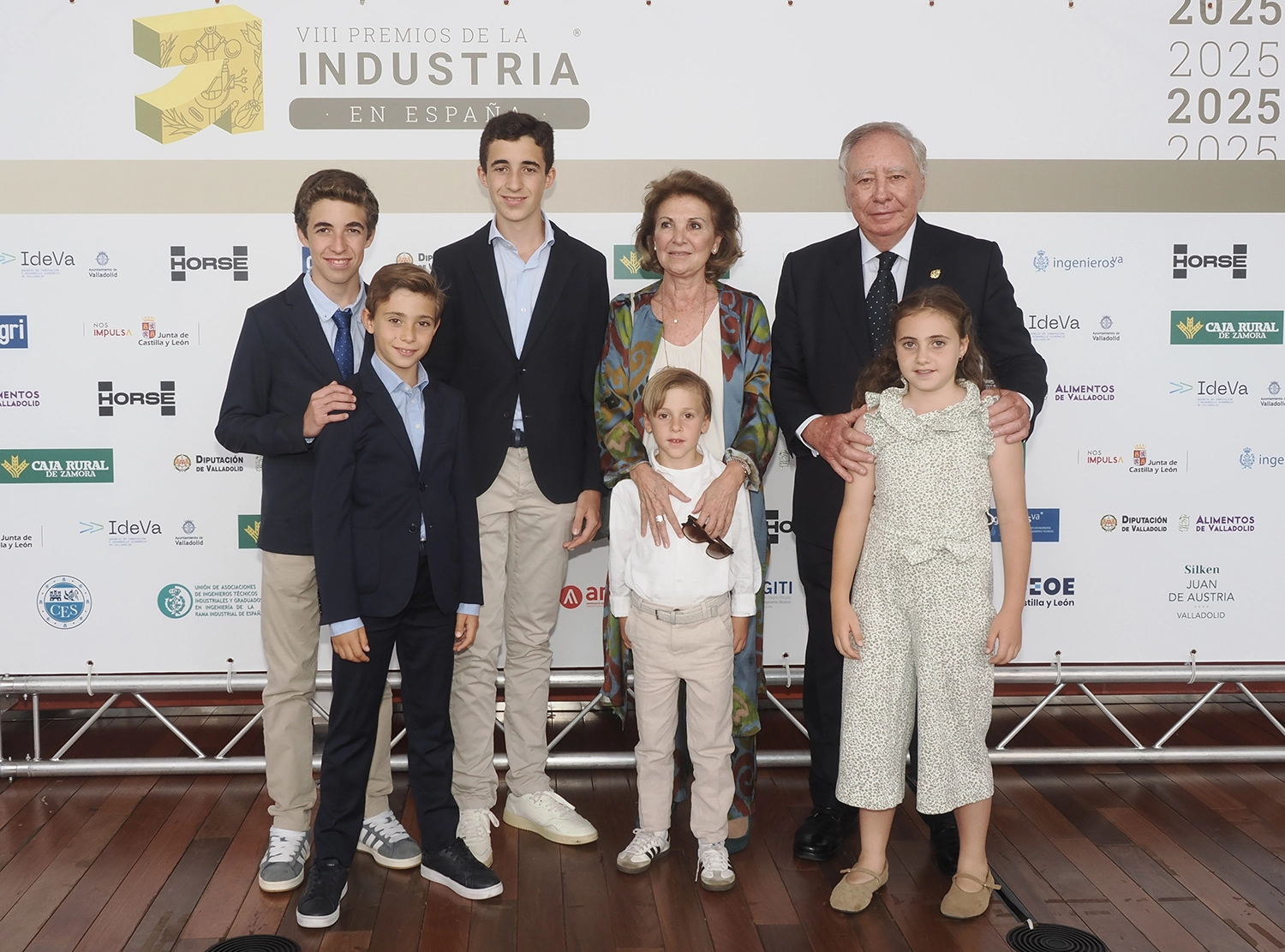 Clemente González Soler, Premio a la Trayectoria, junto a sus nietos y su esposa.