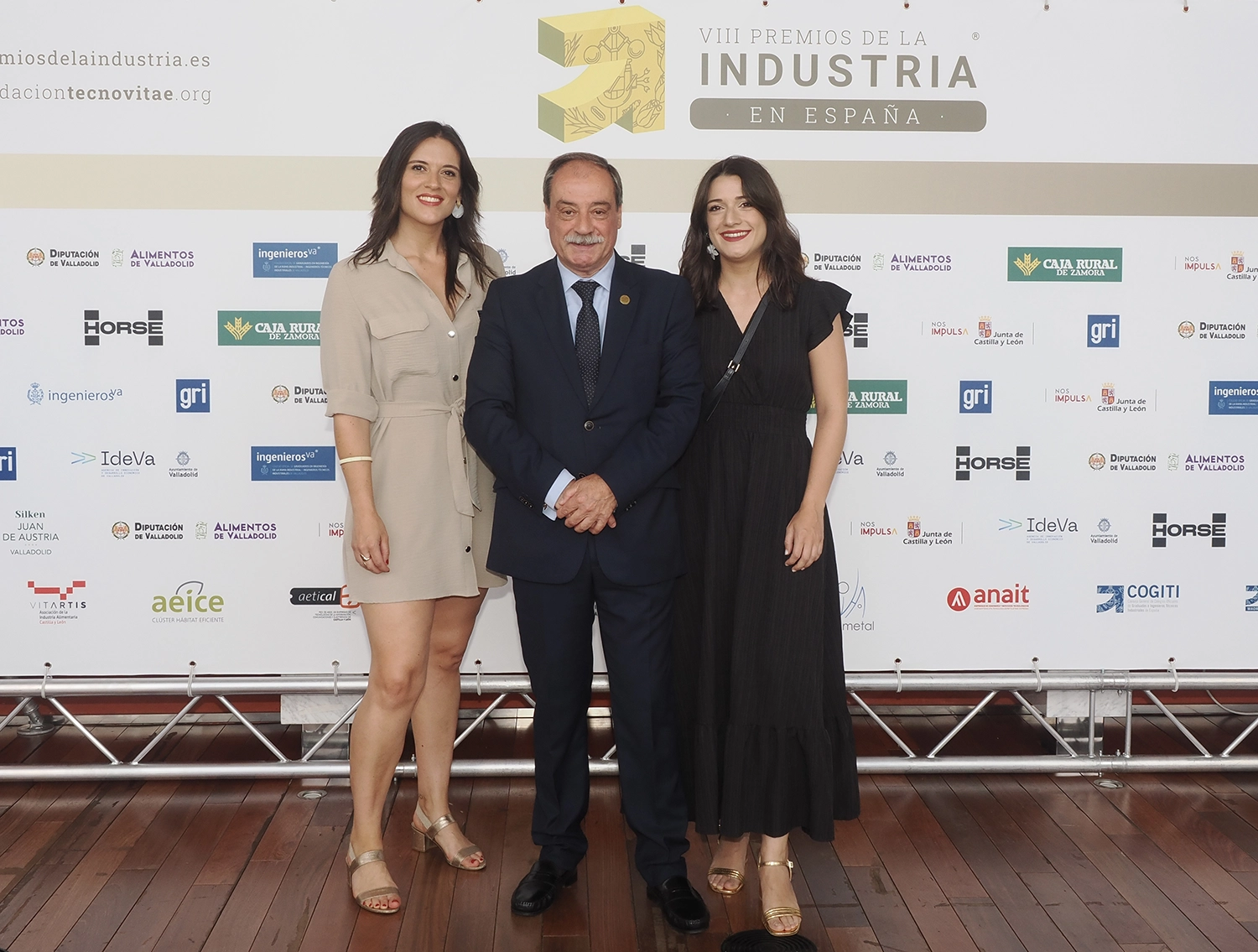 Rafael Álvarez, presidente de Fundación TecnoVitae, junto a sus hijas, Cristina y Raquel.
