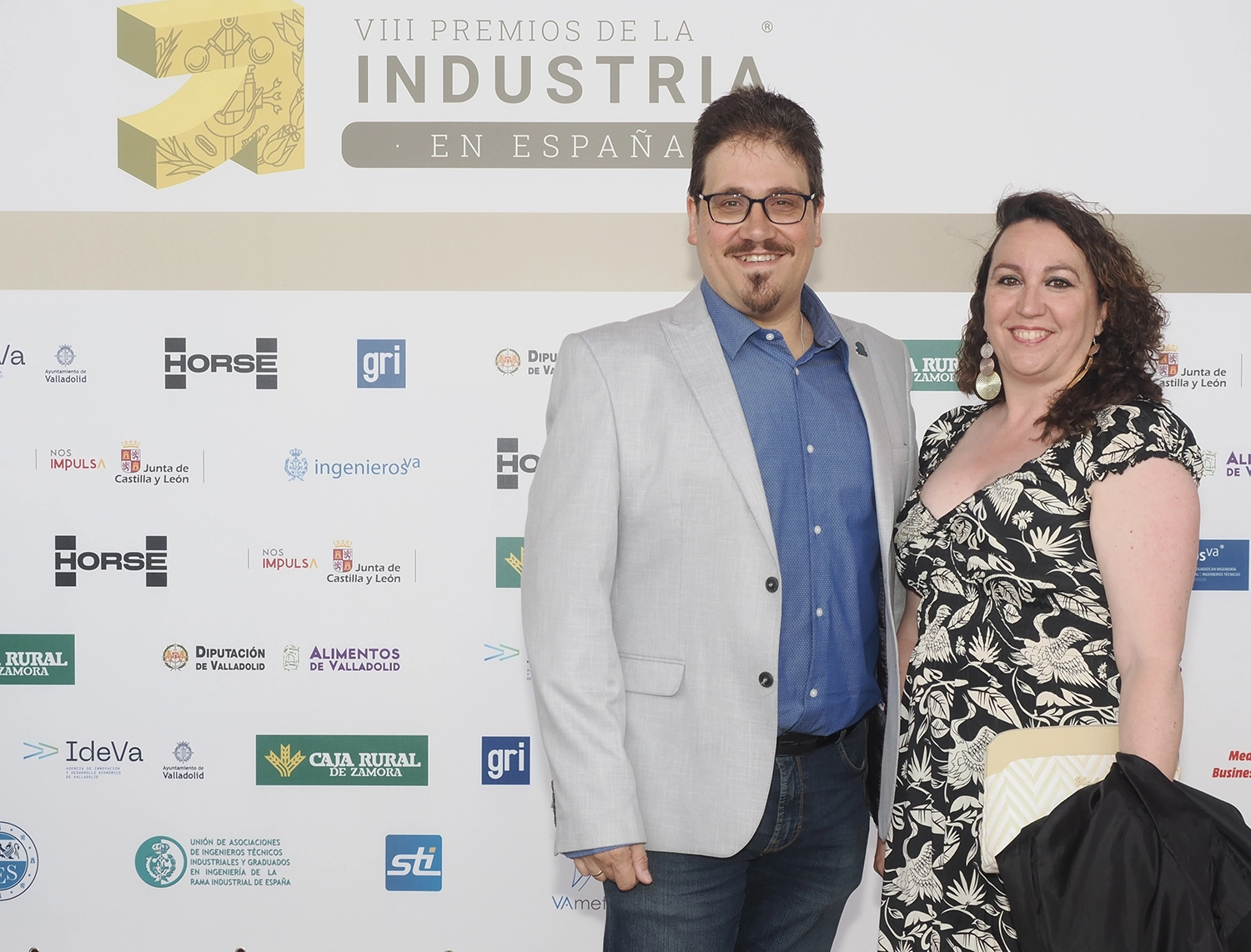 Ángel Javier Juan Pérez, colegiado de ingenierosVA, y Ester Fernández Amo, alcaldesa de Santibáñez de Valcorba.