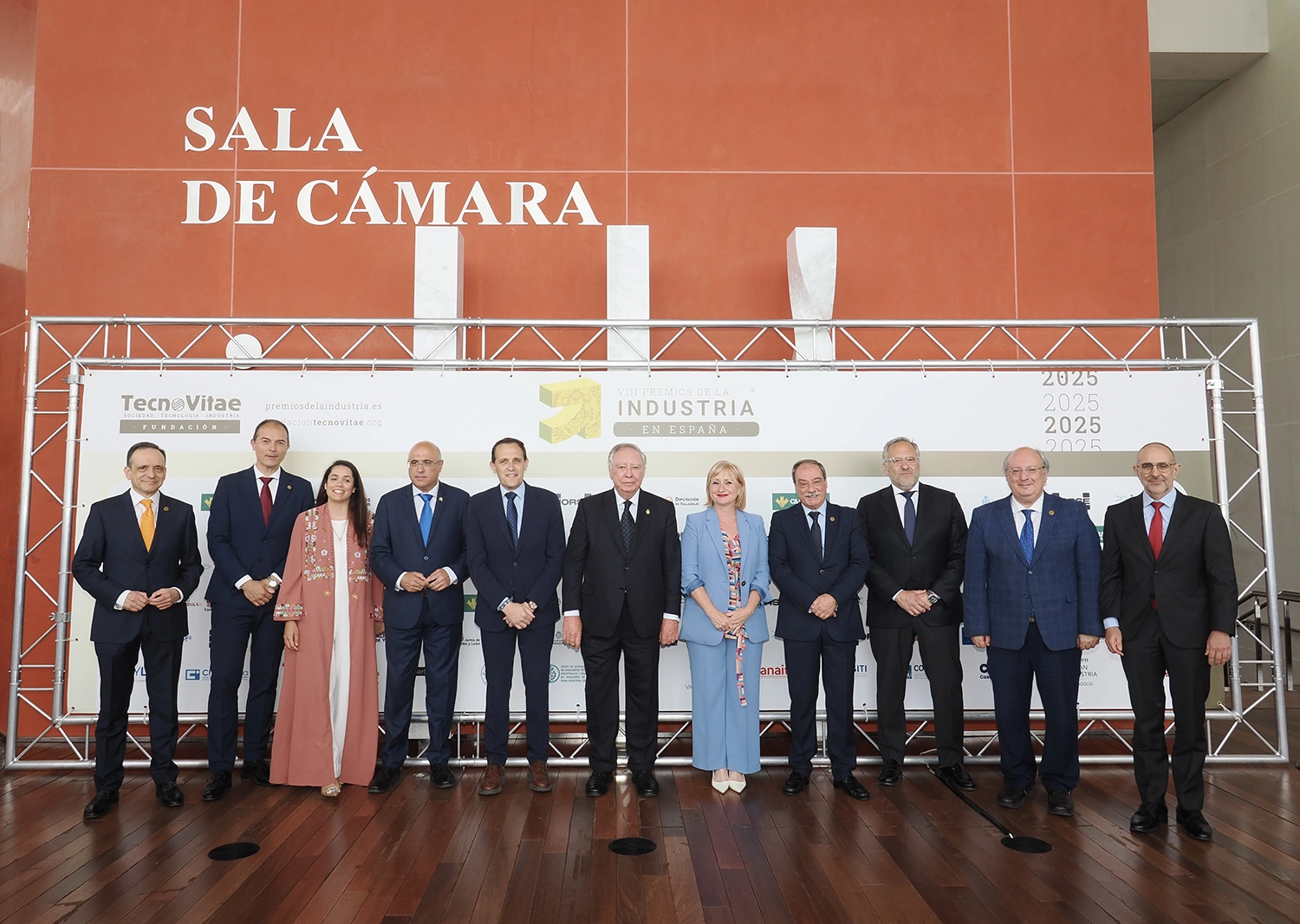 F. Javier Escribano, director general de la Fundación TecnoVitae; Alejandro García Pellitero, concejal de Medio Ambiente del Ayuntamiento de Valladolid; Silvia Tomillo, concejala delegada especial de Modernización Administrativa del Ayuntamiento de Valladolid; Jacinto Canales, subdelegado del Gobierno de España en Valladolid; Conrado Íscar, presidente de la Diputación de Valladolid; Clemente González, presidente de Alibérico y premios a la Trayectoria; Leticia García, consejera de Industria, Comercio y Empleo de la Junta de Castilla y León; Rafael Álvarez, presidente de la Fundación TecnoVitae; Carlos Pollán, presidente de las Cortes de Castilla y León; Enrique Cabero, presidente de CESCyL y Mariano Muñoz, director general de Industria de la Junta de Castilla y León.