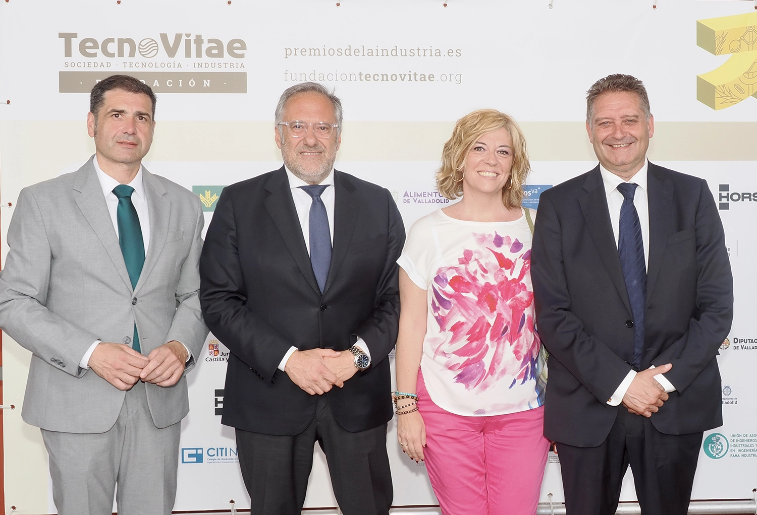 Alberto Amigo, del Ayuntamiento de Medina del Campo; Carlos Pollán, presidente de las Cortes de Castilla y León; Angélica Ferrándiz, del Ayuntamiento de Laguna de Duero, y Jesús Jiménez, presidente de VOX Valladolid.