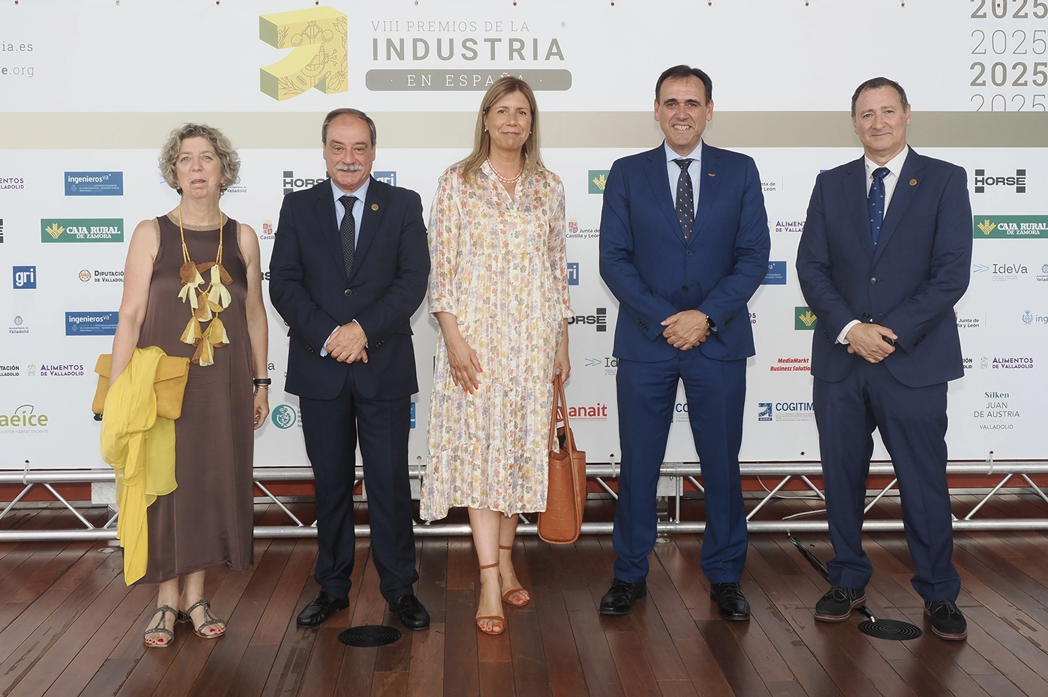 Isabel Clavero, directora territorial de Comercio del ICEX (Ministerio de Industria, Comercio y Turismo); Rafael Álvarez, presidente de la Fundación TecnoVitae; Vanessa García, directora de APD Castilla y León; Santiago Miguel Casado, presidente de Vitartis, y Ángel García Montalvo, director general de Industrias MAXI y patrono de TecnoVitae.