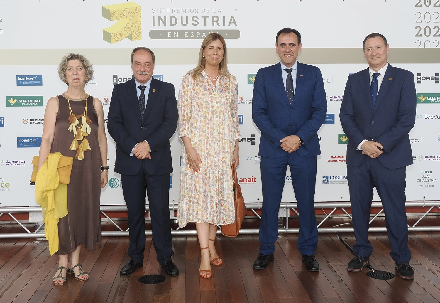 Isabel Clavero, directora territorial de Comercio del ICEX (Ministerio de Industria, Comercio y Turismo); Rafael Álvarez, presidente de la Fundación TecnoVitae; Vanessa García, directora de APD Castilla y León; Santiago Miguel Casado, presidente de Vitartis, y Ángel García Montalvo, director general de Industrias MAXI y patrono de TecnoVitae.