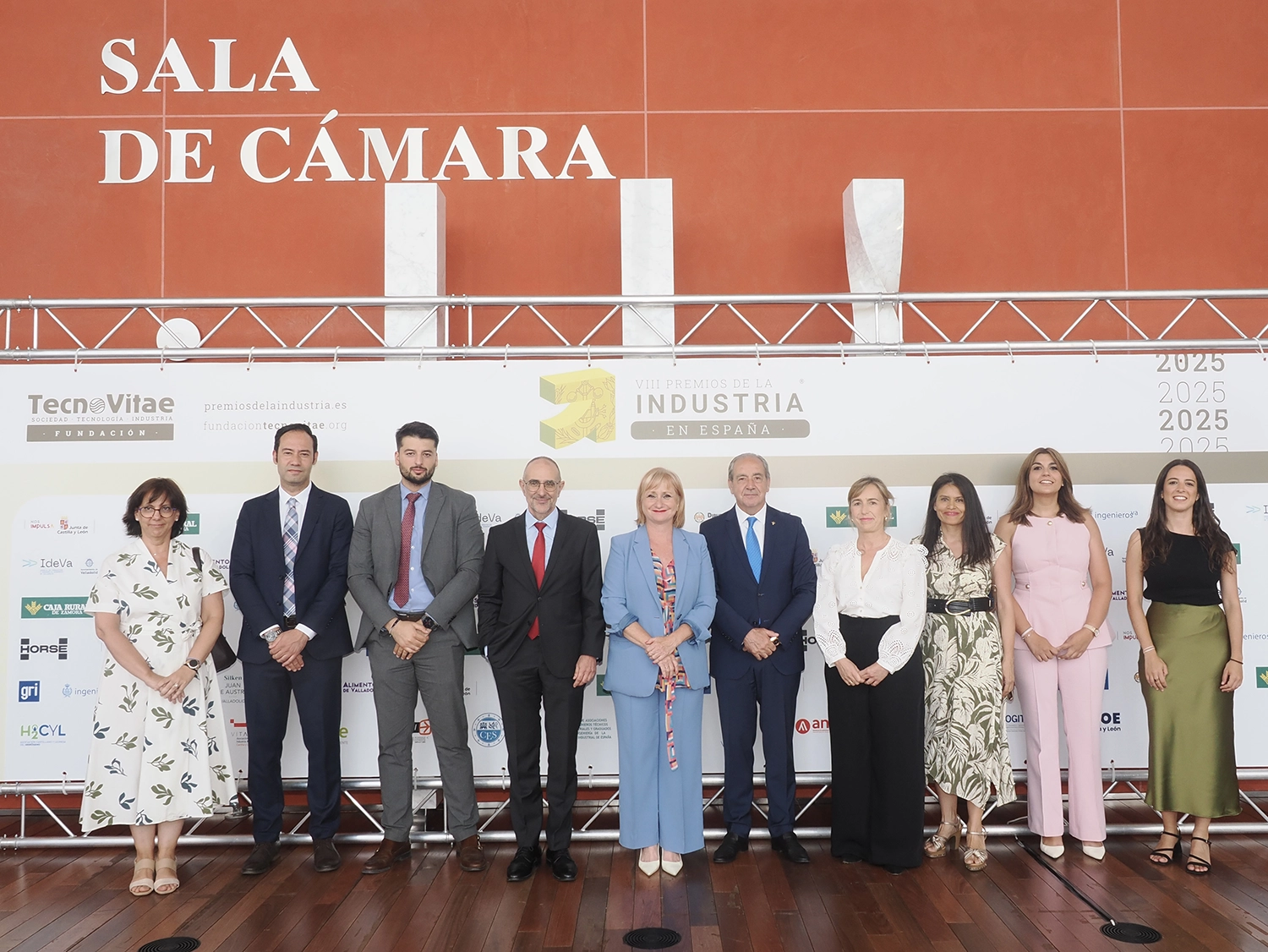 El equipo de Caja Rural de Zamora posa con su director general, Cipriano García; la consejera de Industria, Comercio y Empleo de la Junta de Castilla y León, Leticia García, y el director general de Industria de la Junta de Castilla y León, Mariano Muñoz.
